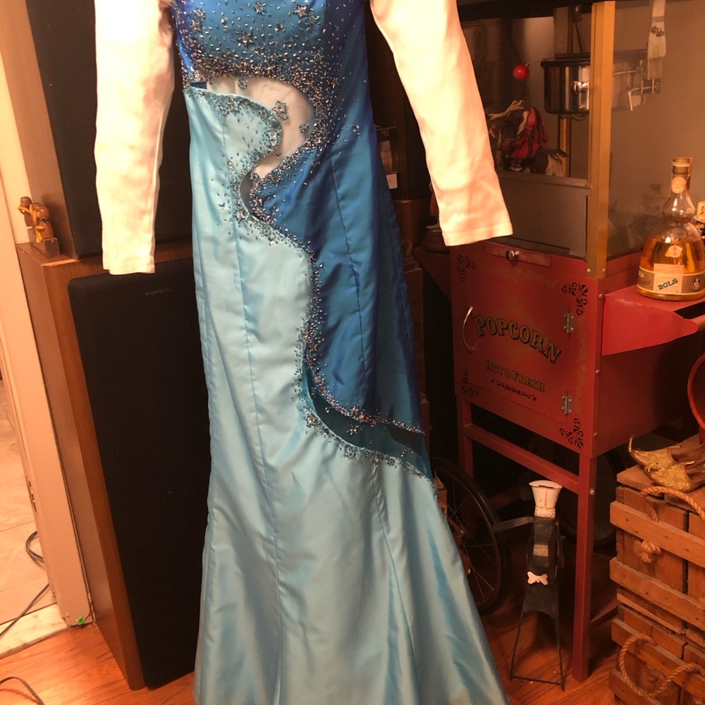 UNBELIEVABLY Real Looking Swimming With Mermaids Precious Formals Size 4 Unique